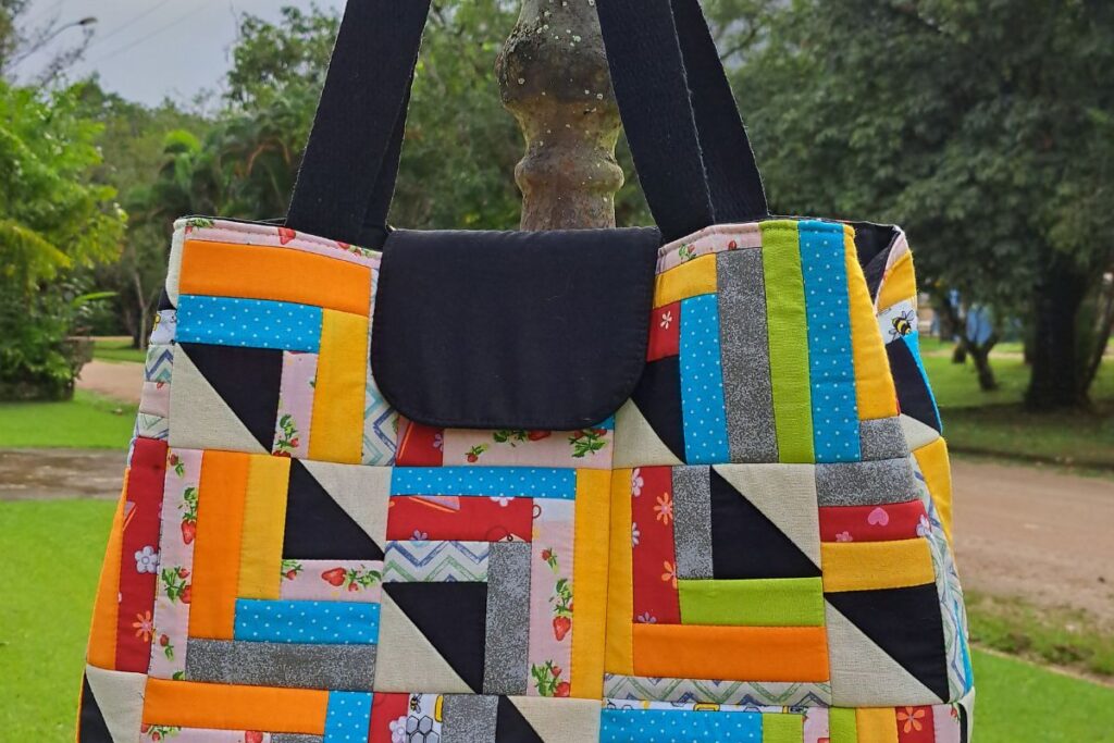 Bolsa feita com pequenos retalhos de tecido usando técnica de patchwork