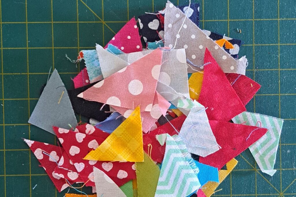 retalhos de tecido variados usados em projetos de patchwork