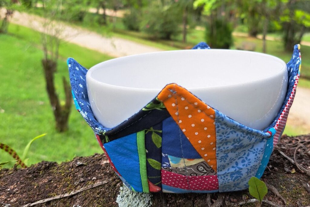 susporte de tigela de patchwork feita com blocos de retalhos pequenos