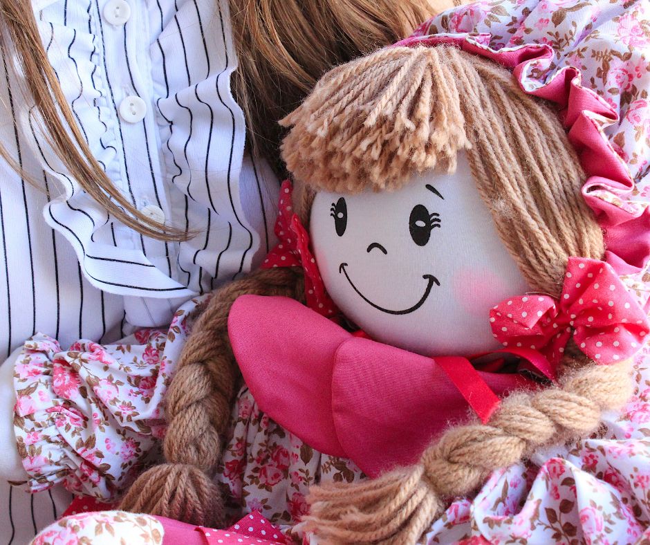 Boneca de pano sendo abraçada