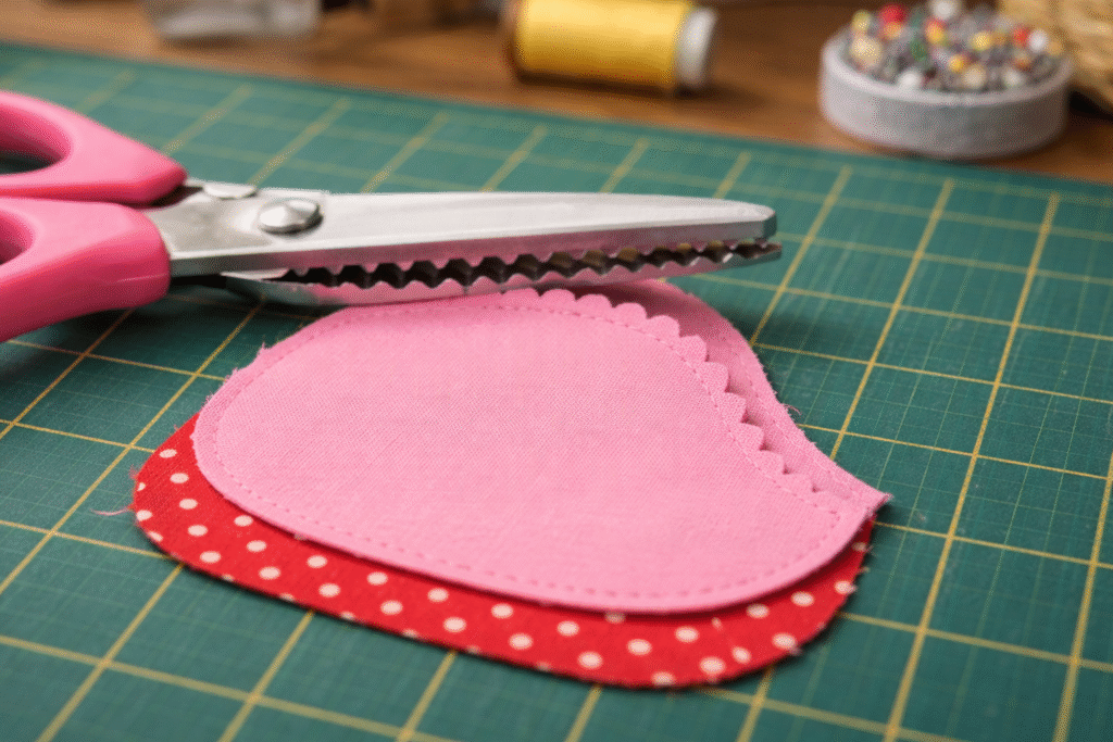 esoura de picotar sendo usada em margem de costura arredondada