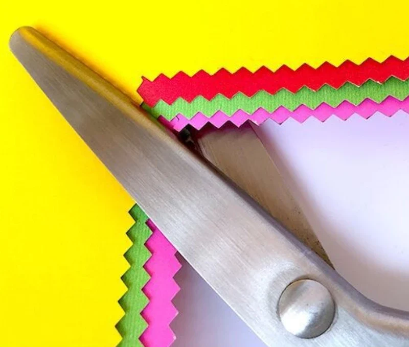 esoura de picotar cortando tecido de algodão para patchwork