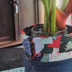 Peça decorativa feita com retalhos pequenos e jeans reciclado utilizando técnica de patchwork livre.