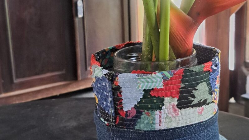 Era pra ser um cachepô… virou uma peça de patchwork com jeans reciclado