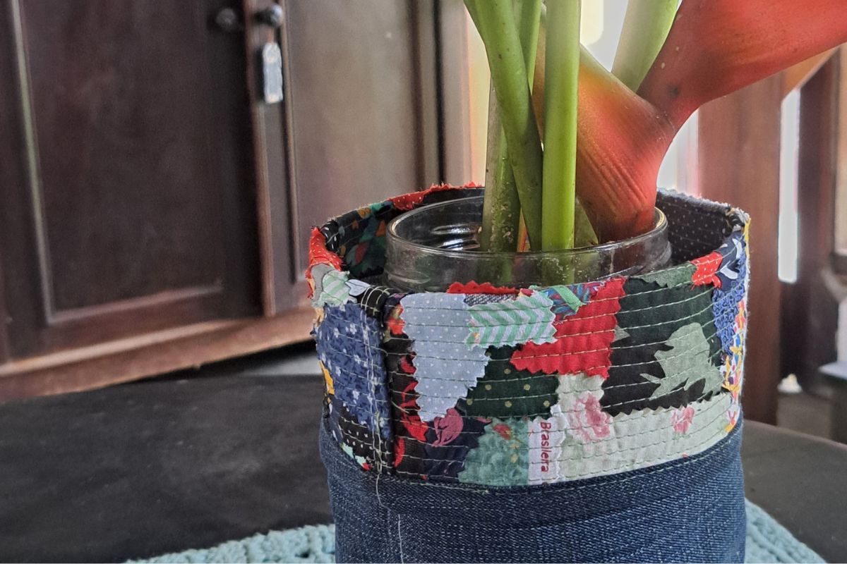 Era pra ser um cachepô… virou uma peça de patchwork com jeans reciclado
