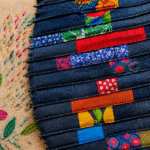 Patchwork com jeans reaproveitado e micro retalhos coloridos formando uma padronagem artística inspirada em bordado.