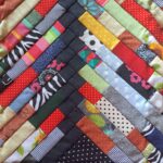 Detalhe de padronagem em patchwork com técnica da trança francesa e acabamento com sianinha colorida